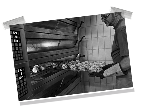 Der Backfreund Torsten Burkhardt beim Backen in der Backstube